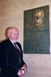 Pamětní deska starostovi Janu Prokešovi, před ní stojí vnuk Jana Prokeše Ivan Prokeš, Zdroj: Archiv města Ostravy, Autor: Hana Kunzová 